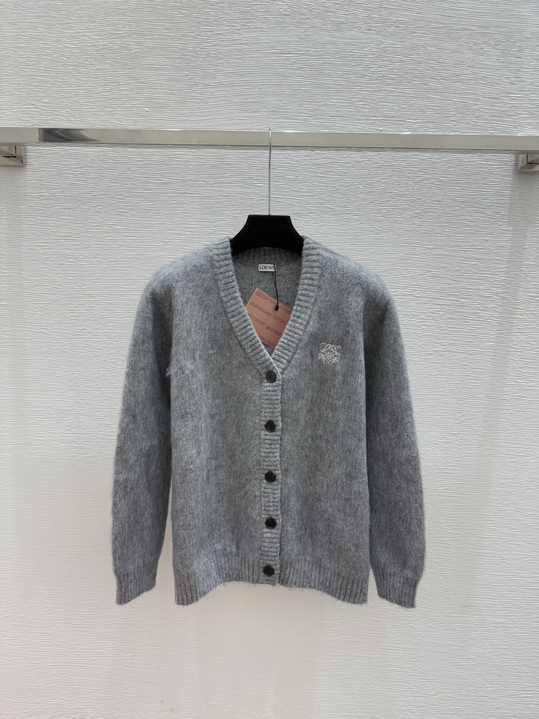 🆕LO家🆕 早秋新款 背后撞色字母提花V领针织长袖开衫颜色：灰色尺码：36.38.40👉