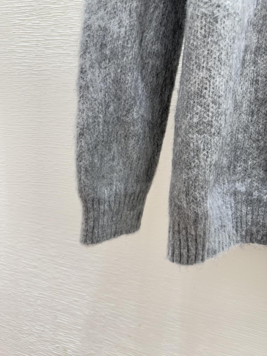 🆕LO家🆕 早秋新款 背后撞色字母提花V领针织长袖开衫颜色：灰色尺码：36.38.40👉