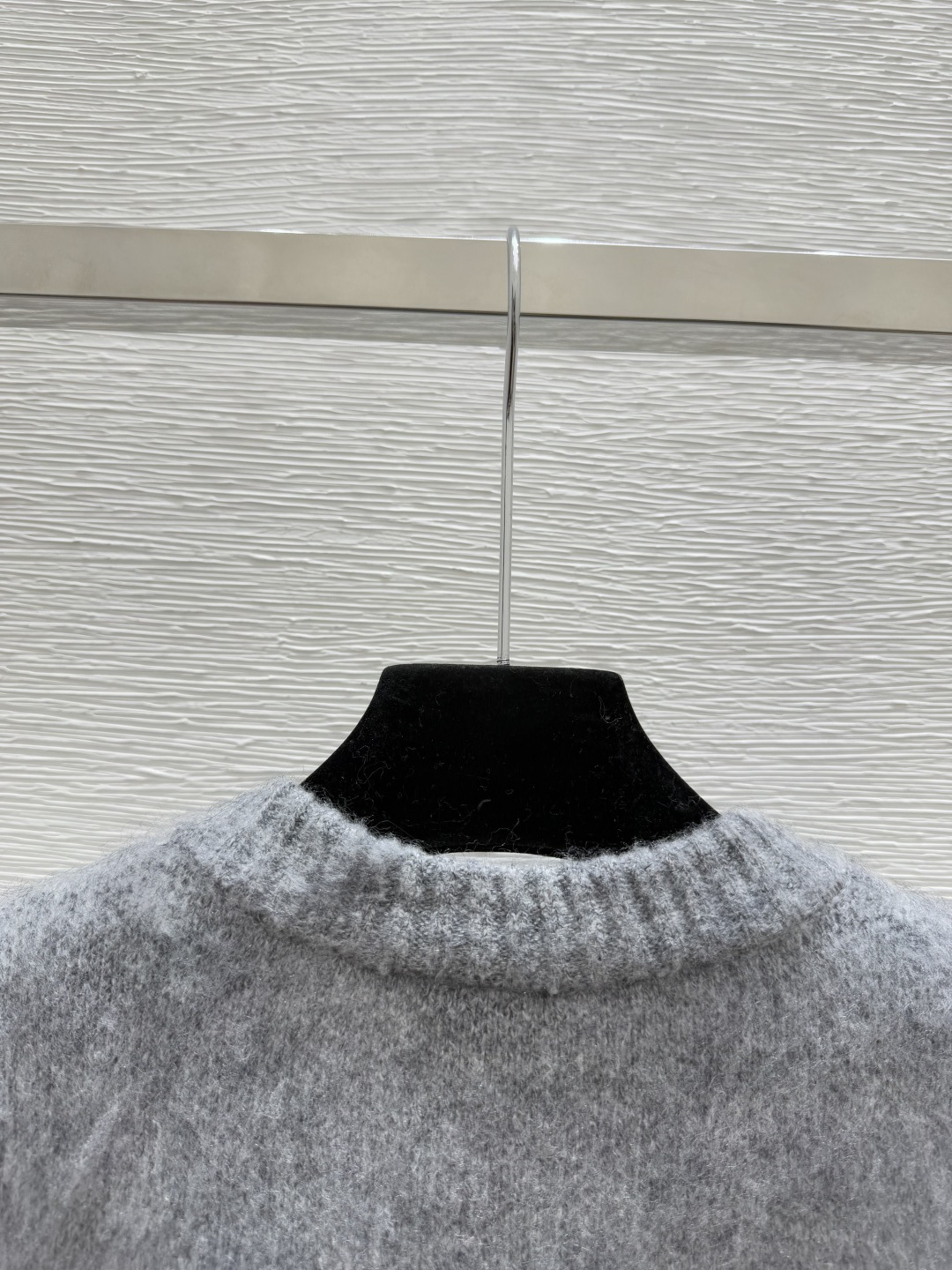 🆕LO家🆕 早秋新款 背后撞色字母提花V领针织长袖开衫颜色：灰色尺码：36.38.40👉