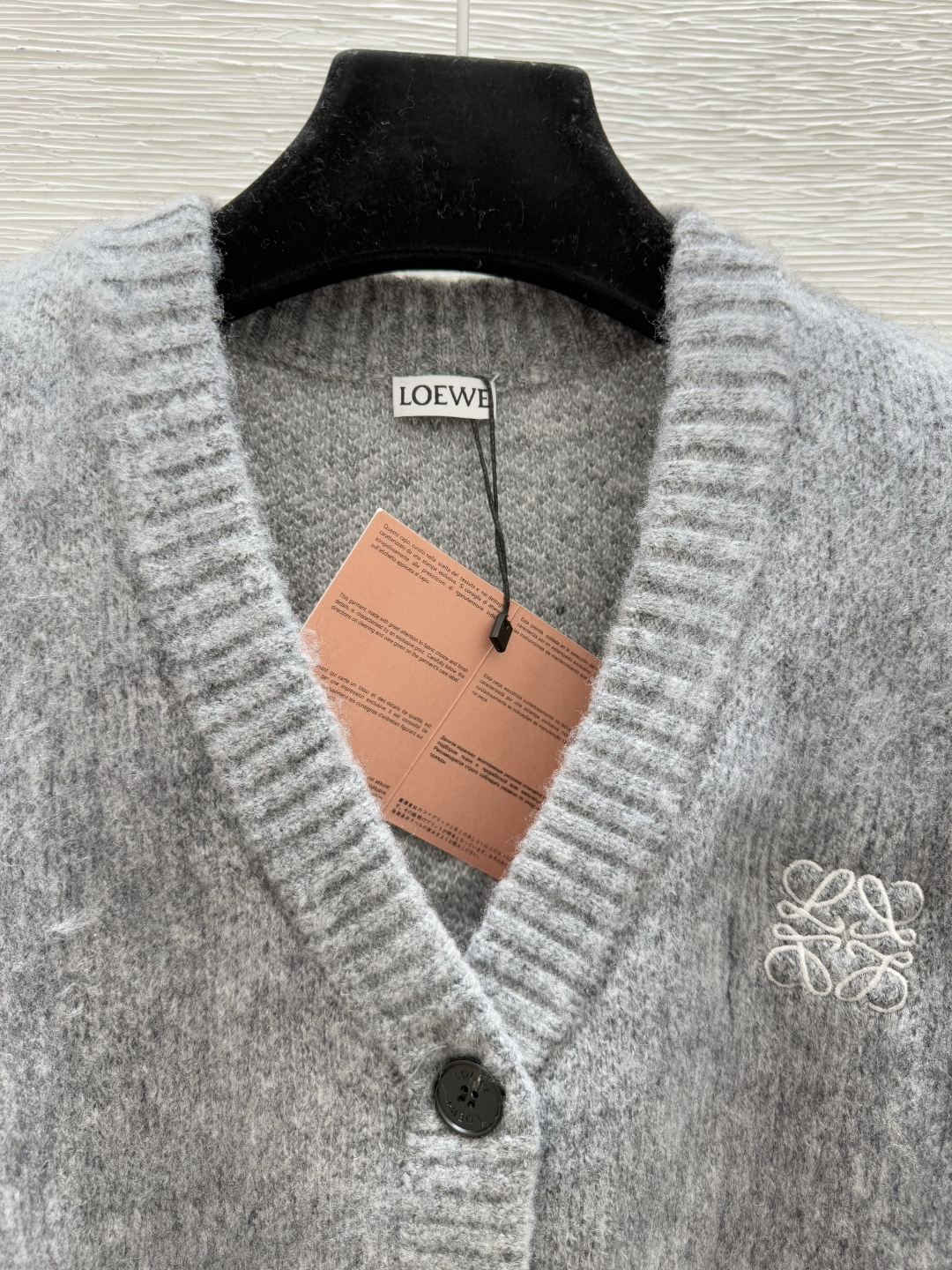 🆕LO家🆕 早秋新款 背后撞色字母提花V领针织长袖开衫颜色：灰色尺码：36.38.40👉