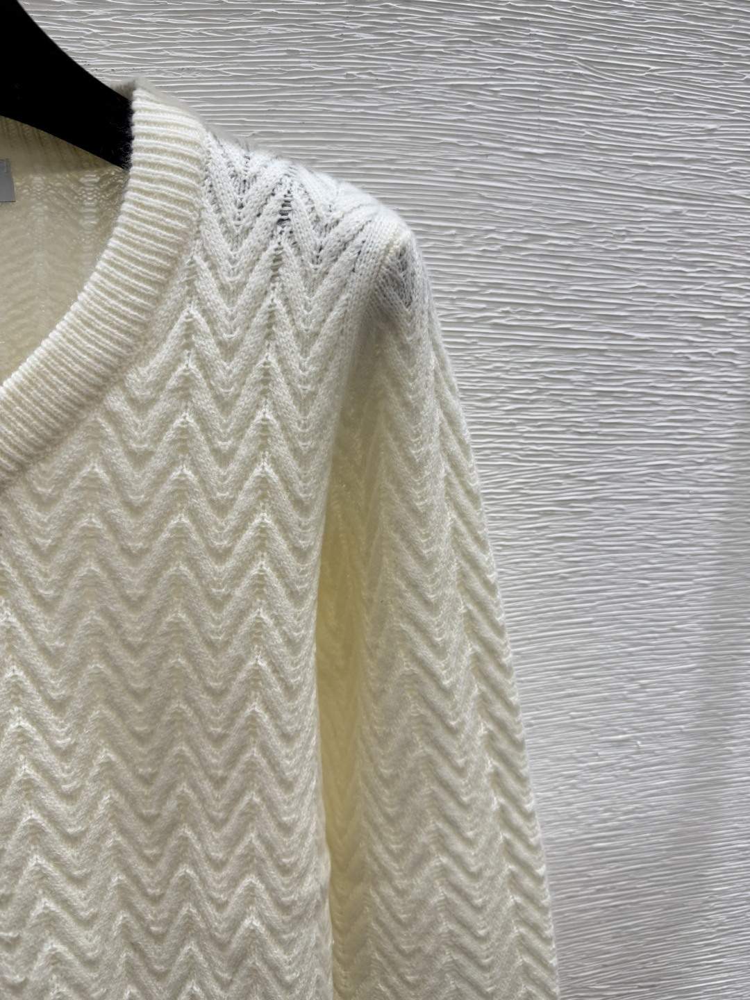 🆕Max家🆕 早秋新款 纯色简约V领针织长袖颜色：白色 橘色 宝蓝尺码：36.38.40👉