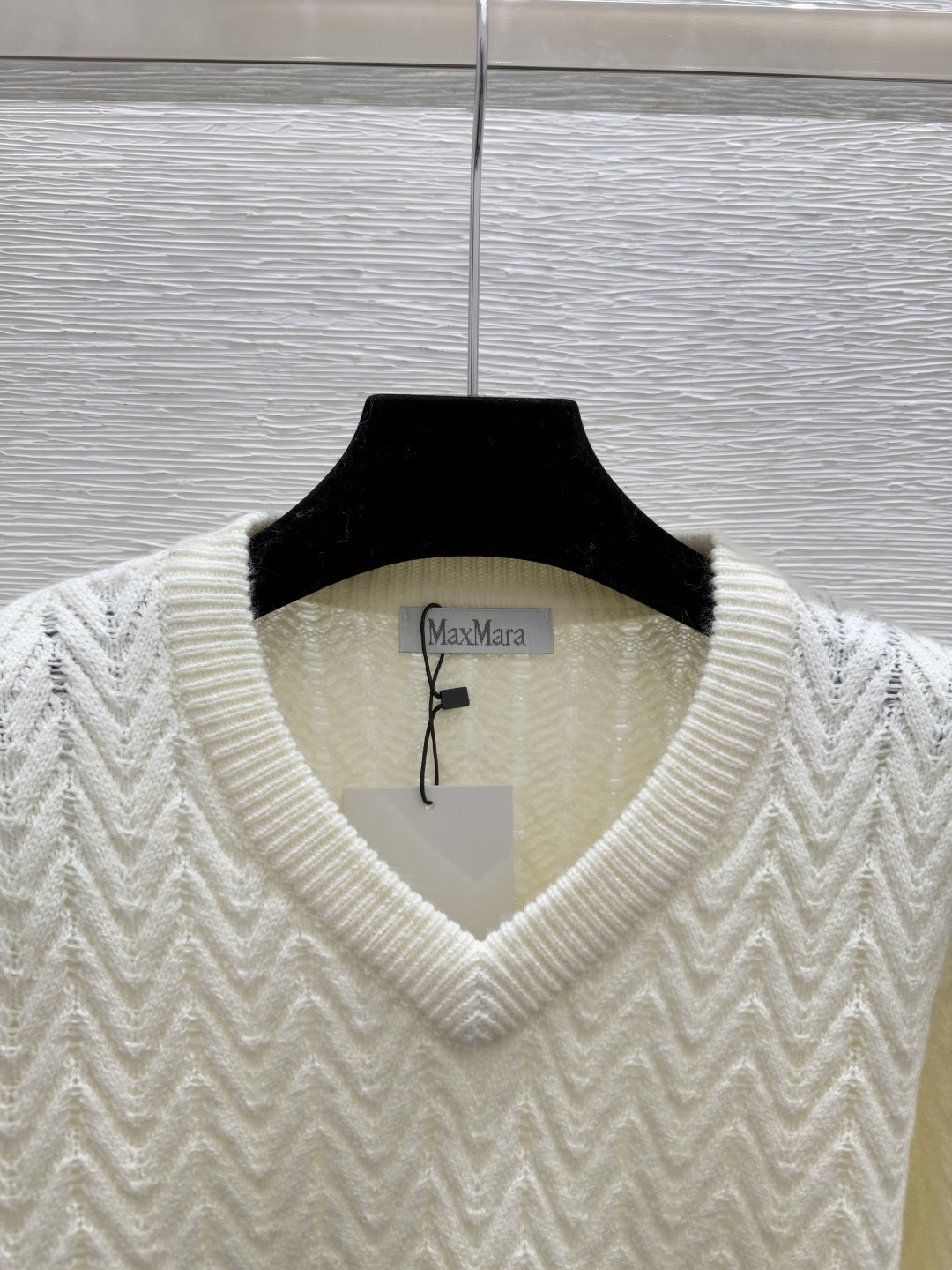 🆕Max家🆕 早秋新款 纯色简约V领针织长袖颜色：白色 橘色 宝蓝尺码：36.38.40👉