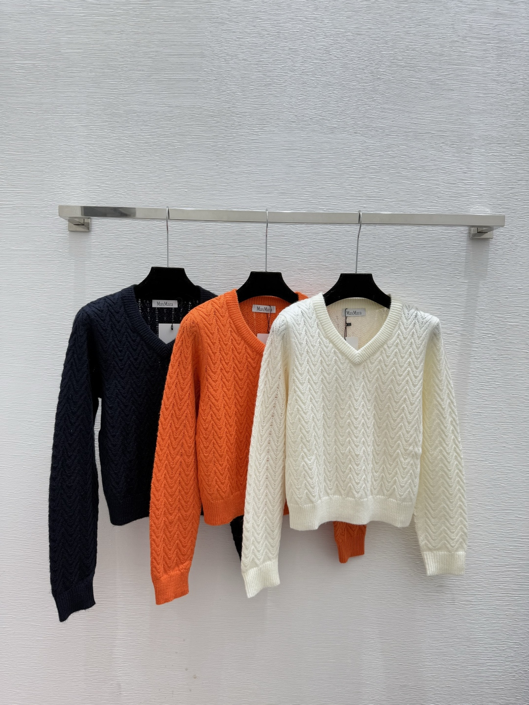 🆕Max家🆕 早秋新款 纯色简约V领针织长袖颜色：白色 橘色 宝蓝尺码：36.38.40👉