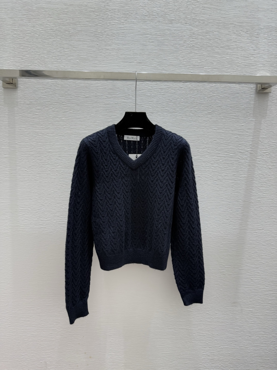 🆕Max家🆕 早秋新款 纯色简约V领针织长袖颜色：白色 橘色 宝蓝尺码：36.38.40👉