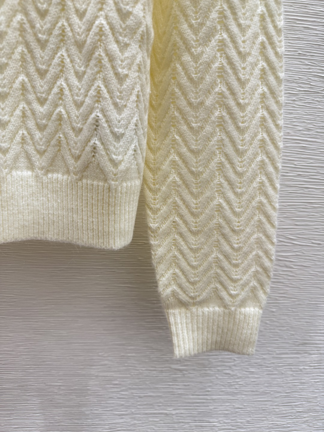 🆕Max家🆕 早秋新款 纯色简约V领针织长袖颜色：白色 橘色 宝蓝尺码：36.38.40👉