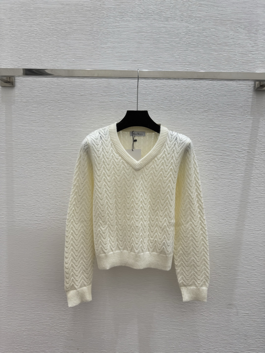 🆕Max家🆕 早秋新款 纯色简约V领针织长袖颜色：白色 橘色 宝蓝尺码：36.38.40👉