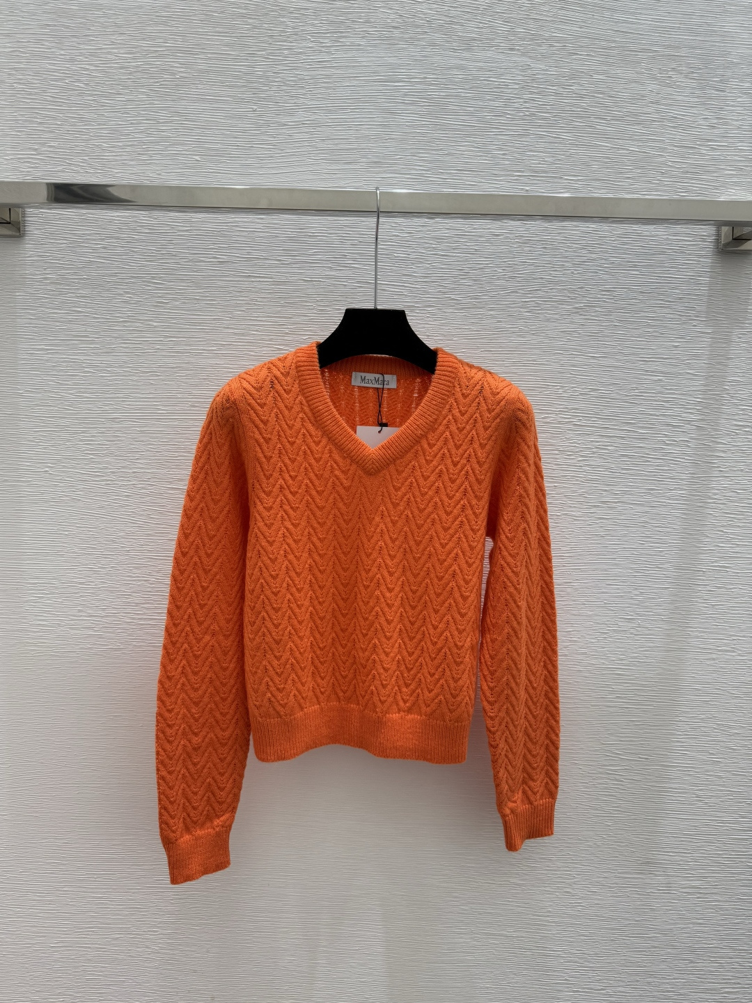🆕Max家🆕 早秋新款 纯色简约V领针织长袖颜色：白色 橘色 宝蓝尺码：36.38.40👉