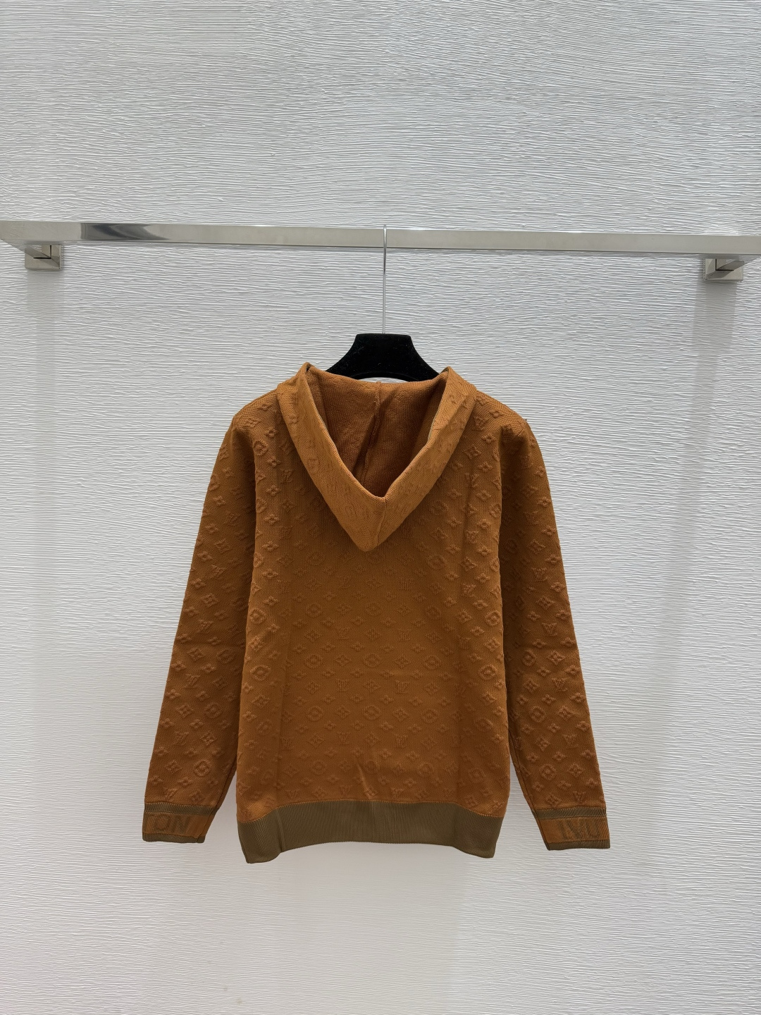 🆕L家🆕 早秋新款 连帽纯色老花字母提花针织长袖颜色：咖啡尺码：36.38.40👉