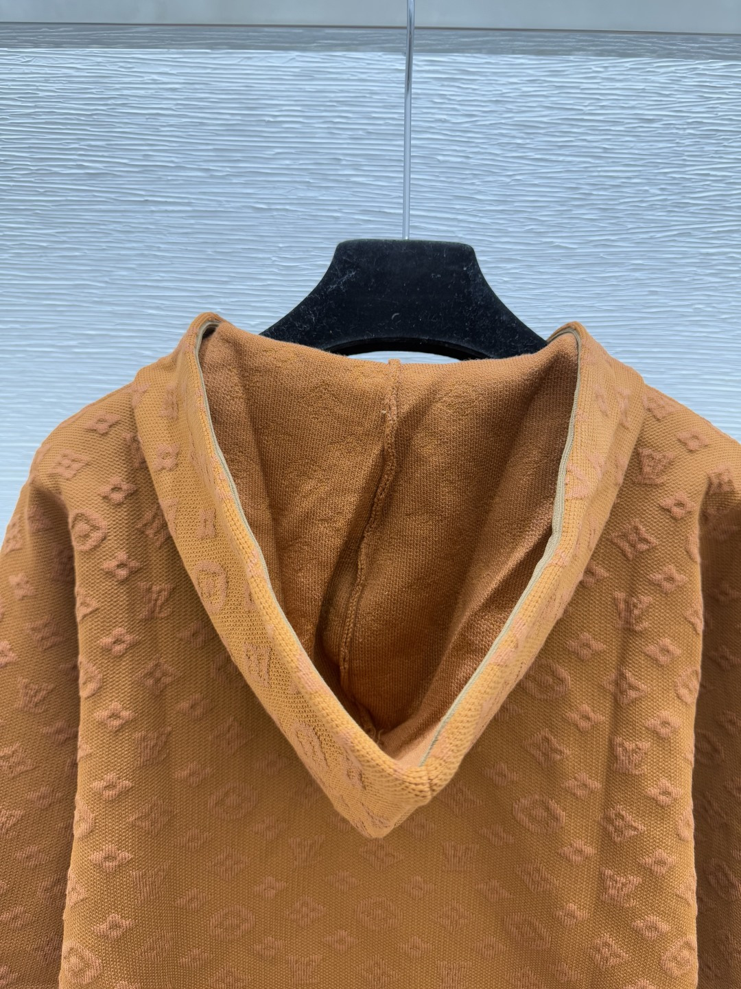 🆕L家🆕 早秋新款 连帽纯色老花字母提花针织长袖颜色：咖啡尺码：36.38.40👉