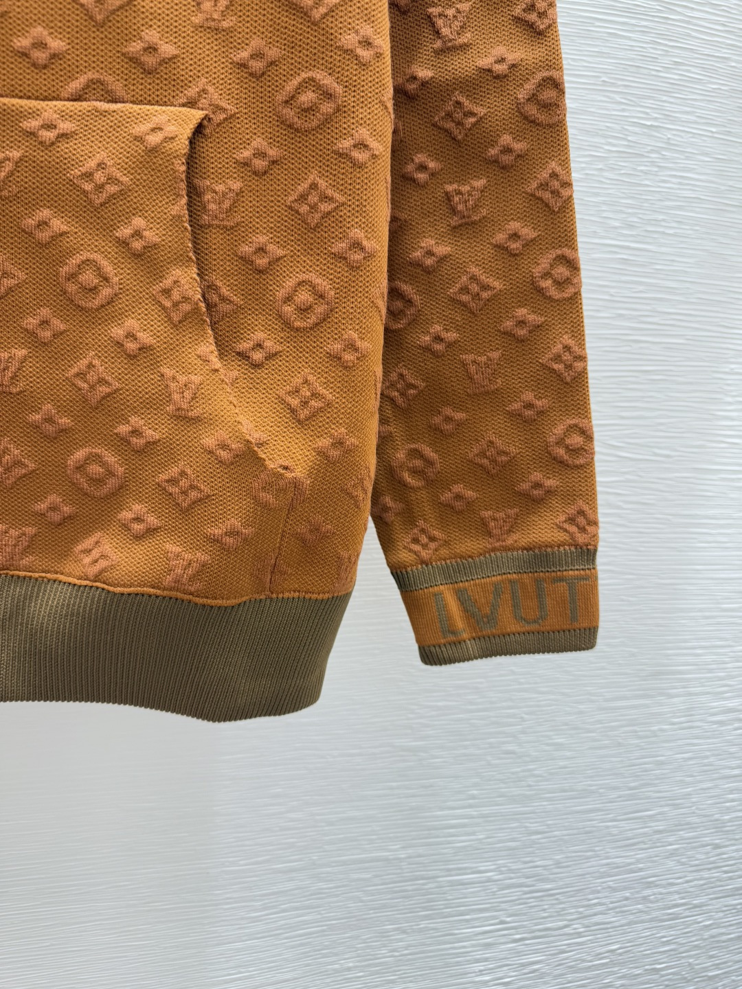 🆕L家🆕 早秋新款 连帽纯色老花字母提花针织长袖颜色：咖啡尺码：36.38.40👉