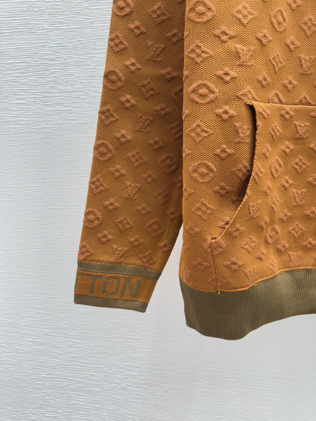 🆕L家🆕 早秋新款 连帽纯色老花字母提花针织长袖颜色：咖啡尺码：36.38.40👉