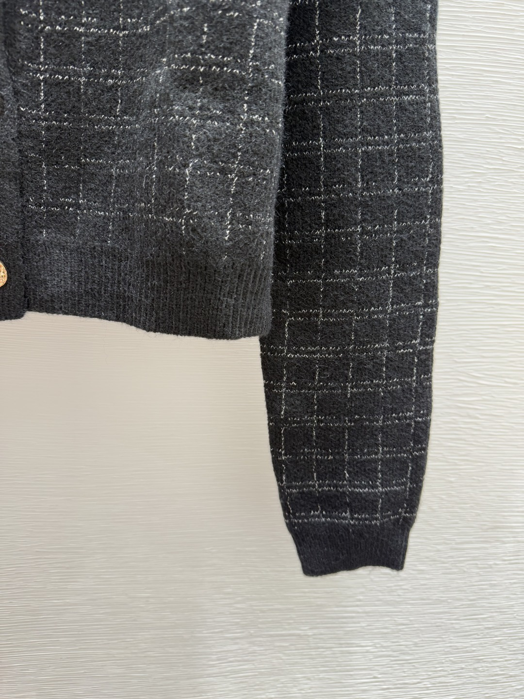 🆕CH家🆕 早秋新款 格子条纹圆领针织长袖开衫颜色：黑色尺码：36.38.40👉