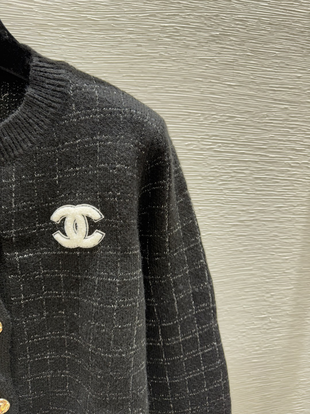 🆕CH家🆕 早秋新款 格子条纹圆领针织长袖开衫颜色：黑色尺码：36.38.40👉