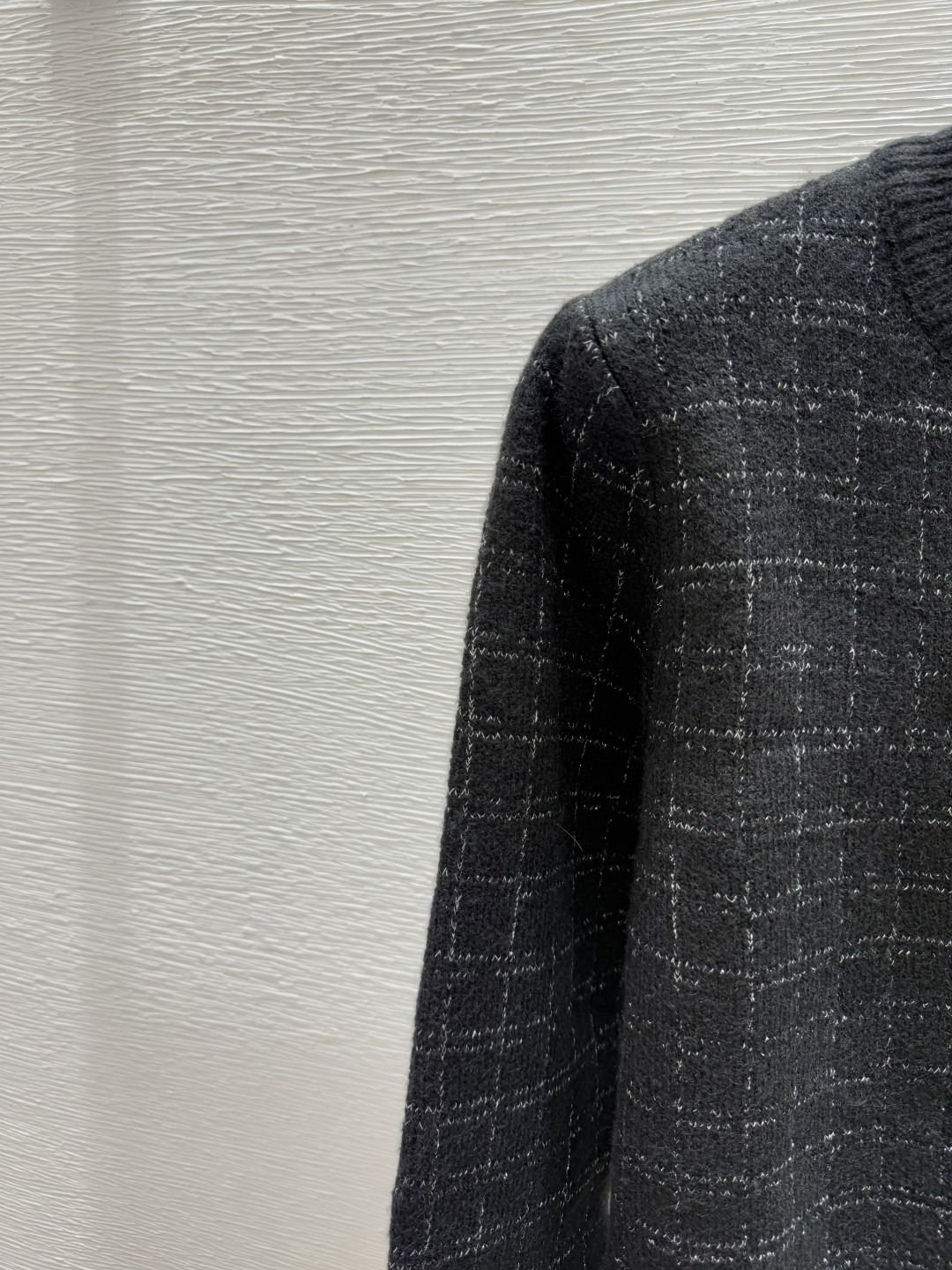 🆕CH家🆕 早秋新款 格子条纹圆领针织长袖开衫颜色：黑色尺码：36.38.40👉