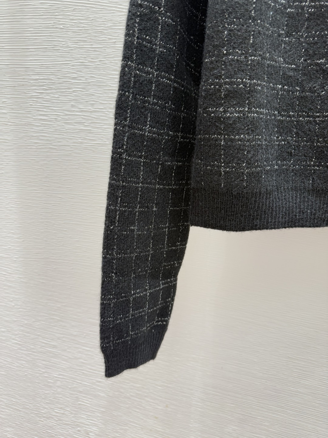 🆕CH家🆕 早秋新款 格子条纹圆领针织长袖开衫颜色：黑色尺码：36.38.40👉