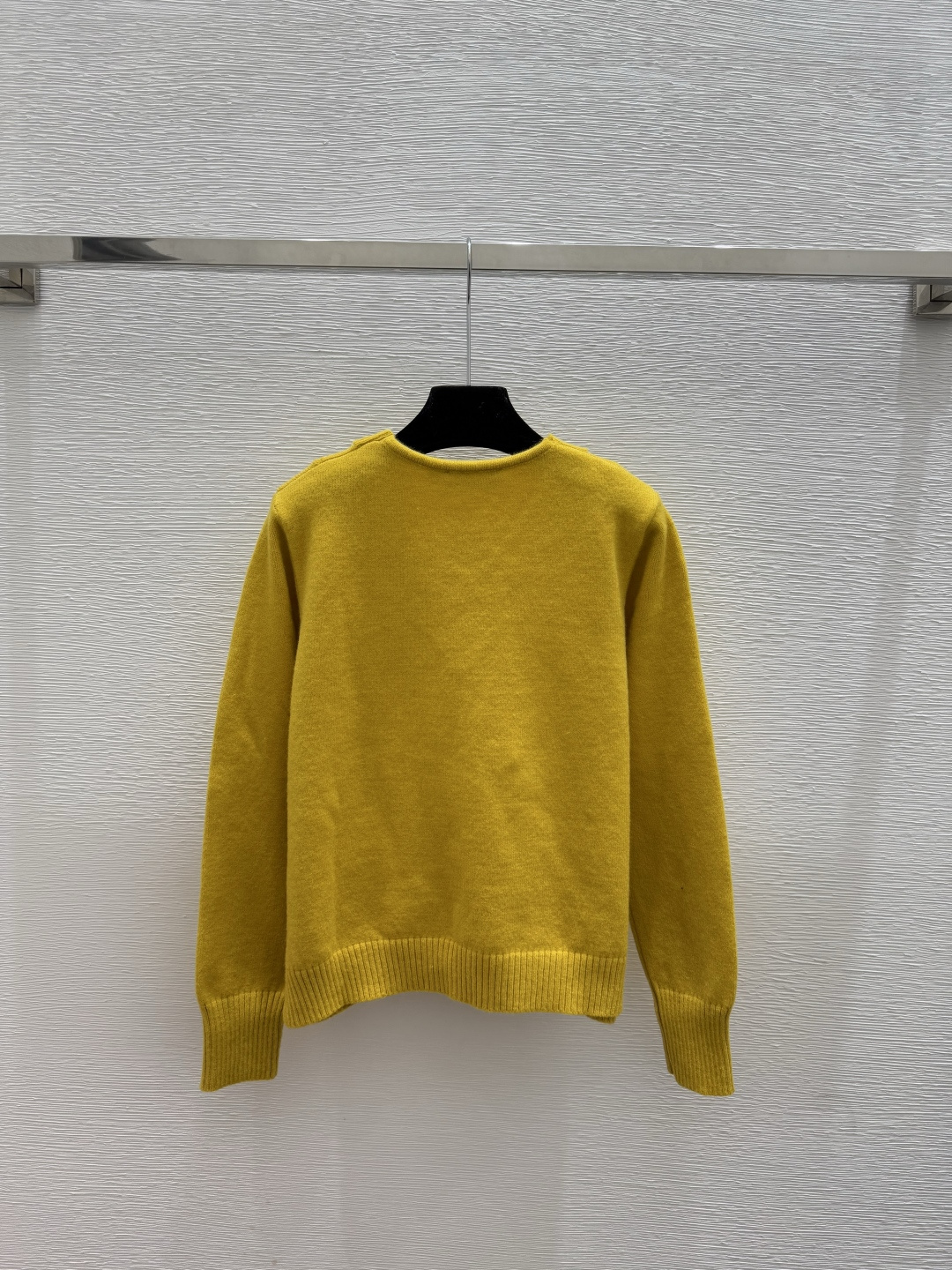 🆕D家🆕 早秋新款 纯色简约V领针织长袖颜色：黄色 宝蓝尺码：36.38.40👉