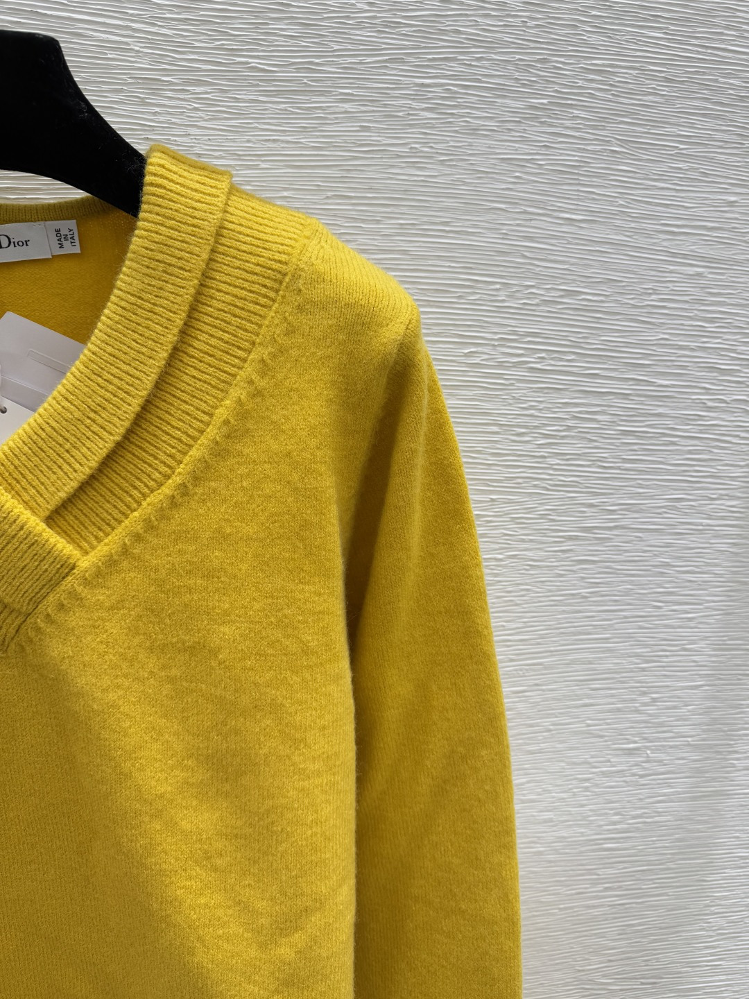 🆕D家🆕 早秋新款 纯色简约V领针织长袖颜色：黄色 宝蓝尺码：36.38.40👉
