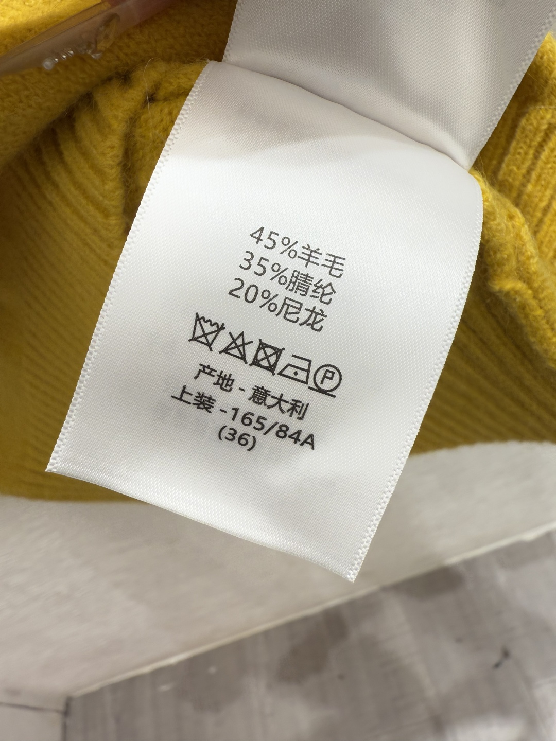 🆕D家🆕 早秋新款 纯色简约V领针织长袖颜色：黄色 宝蓝尺码：36.38.40👉