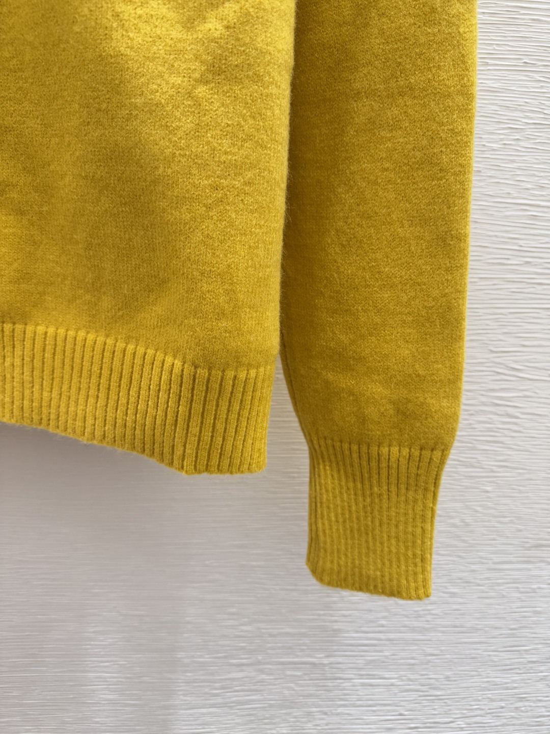 🆕D家🆕 早秋新款 纯色简约V领针织长袖颜色：黄色 宝蓝尺码：36.38.40👉