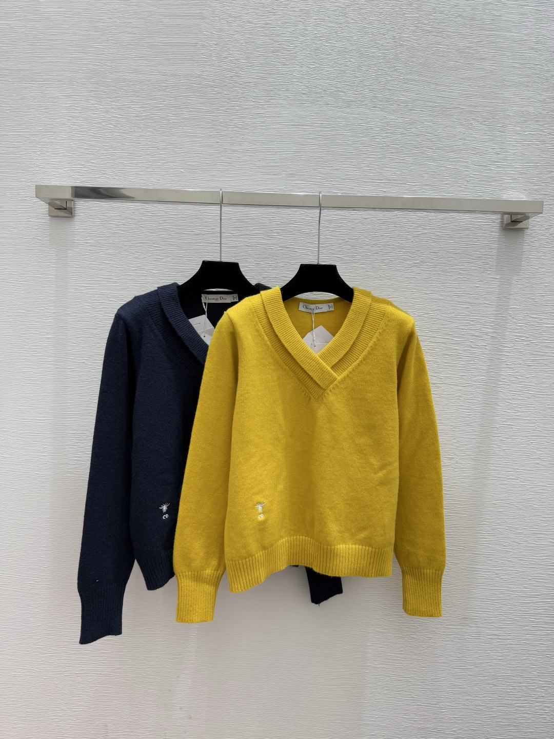 🆕D家🆕 早秋新款 纯色简约V领针织长袖颜色：黄色 宝蓝尺码：36.38.40👉