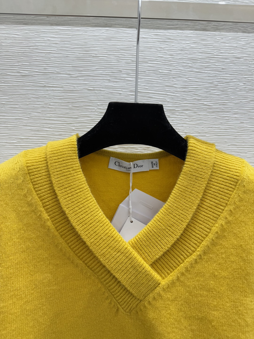 🆕D家🆕 早秋新款 纯色简约V领针织长袖颜色：黄色 宝蓝尺码：36.38.40👉