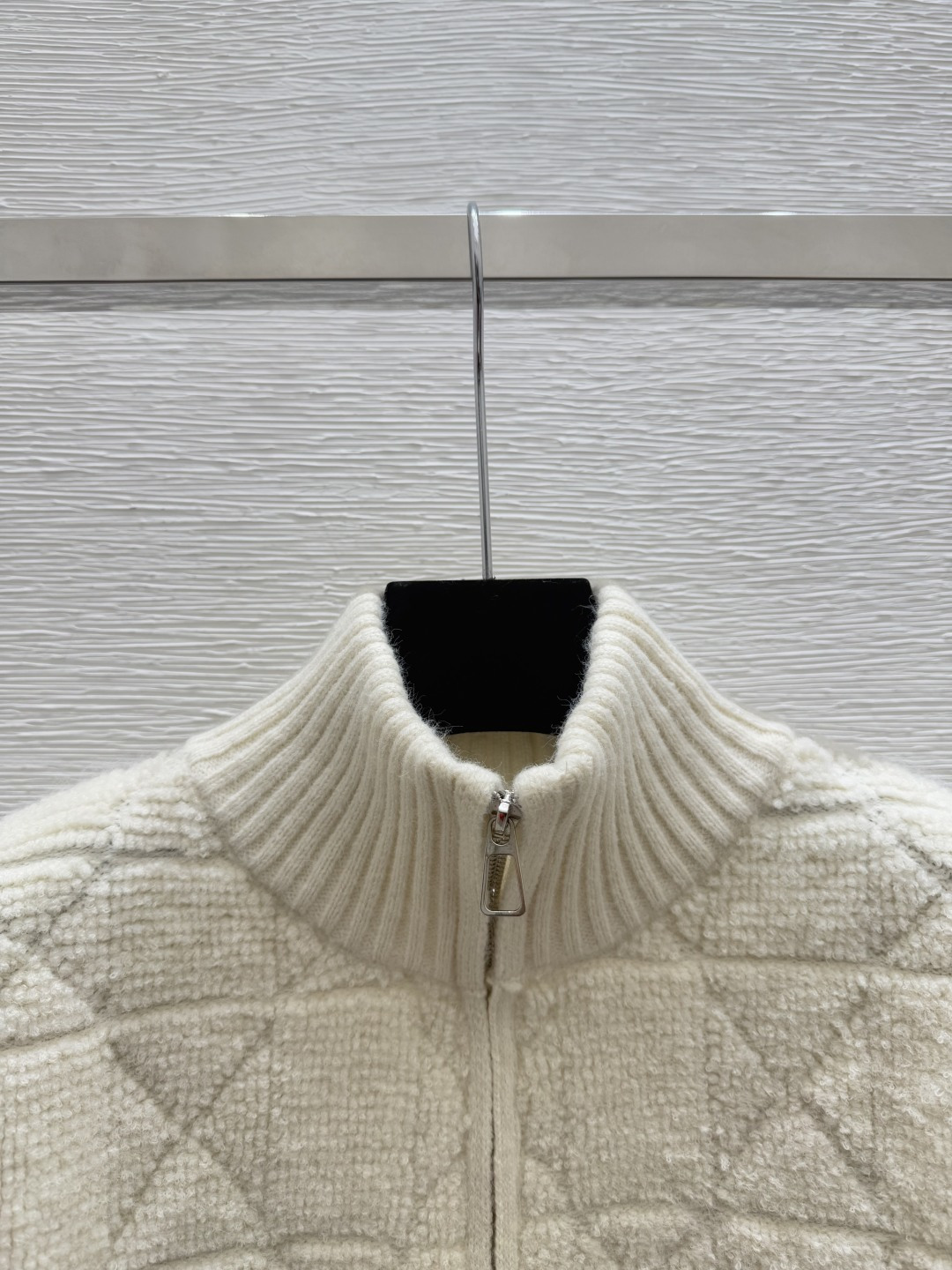 🆕D家🆕 早秋新款 背后动物丛林刺绣高领针织长袖开衫颜色：白色 尺码：36.38.40👉