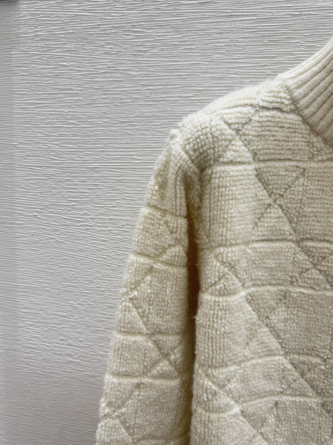 🆕D家🆕 早秋新款 背后动物丛林刺绣高领针织长袖开衫颜色：白色 尺码：36.38.40👉