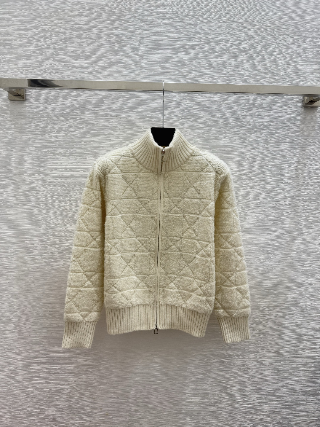 🆕D家🆕 早秋新款 背后动物丛林刺绣高领针织长袖开衫颜色：白色 尺码：36.38.40👉