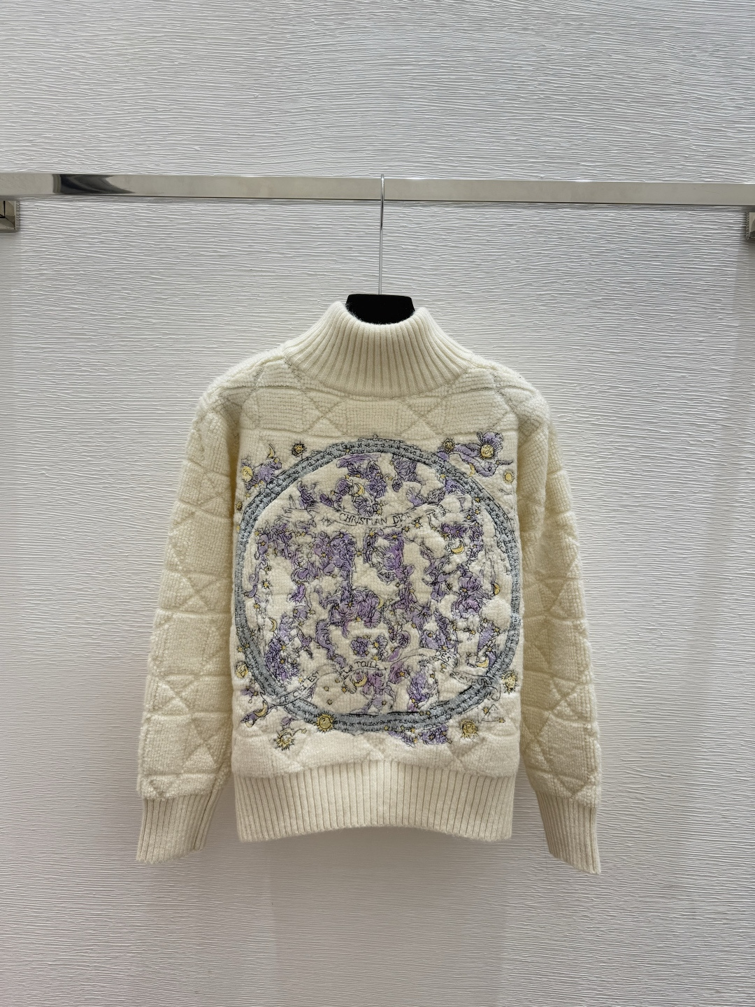 🆕D家🆕 早秋新款 背后动物丛林刺绣高领针织长袖开衫颜色：白色 尺码：36.38.40👉