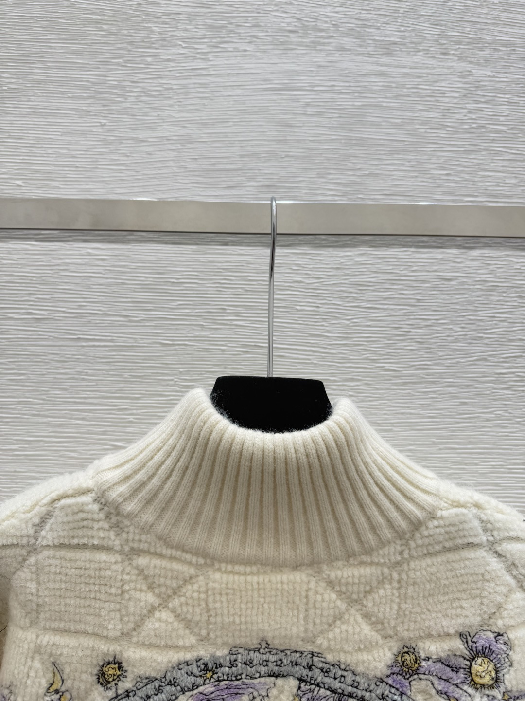 🆕D家🆕 早秋新款 背后动物丛林刺绣高领针织长袖开衫颜色：白色 尺码：36.38.40👉