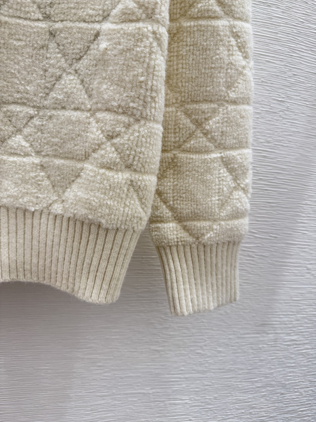 🆕D家🆕 早秋新款 背后动物丛林刺绣高领针织长袖开衫颜色：白色 尺码：36.38.40👉