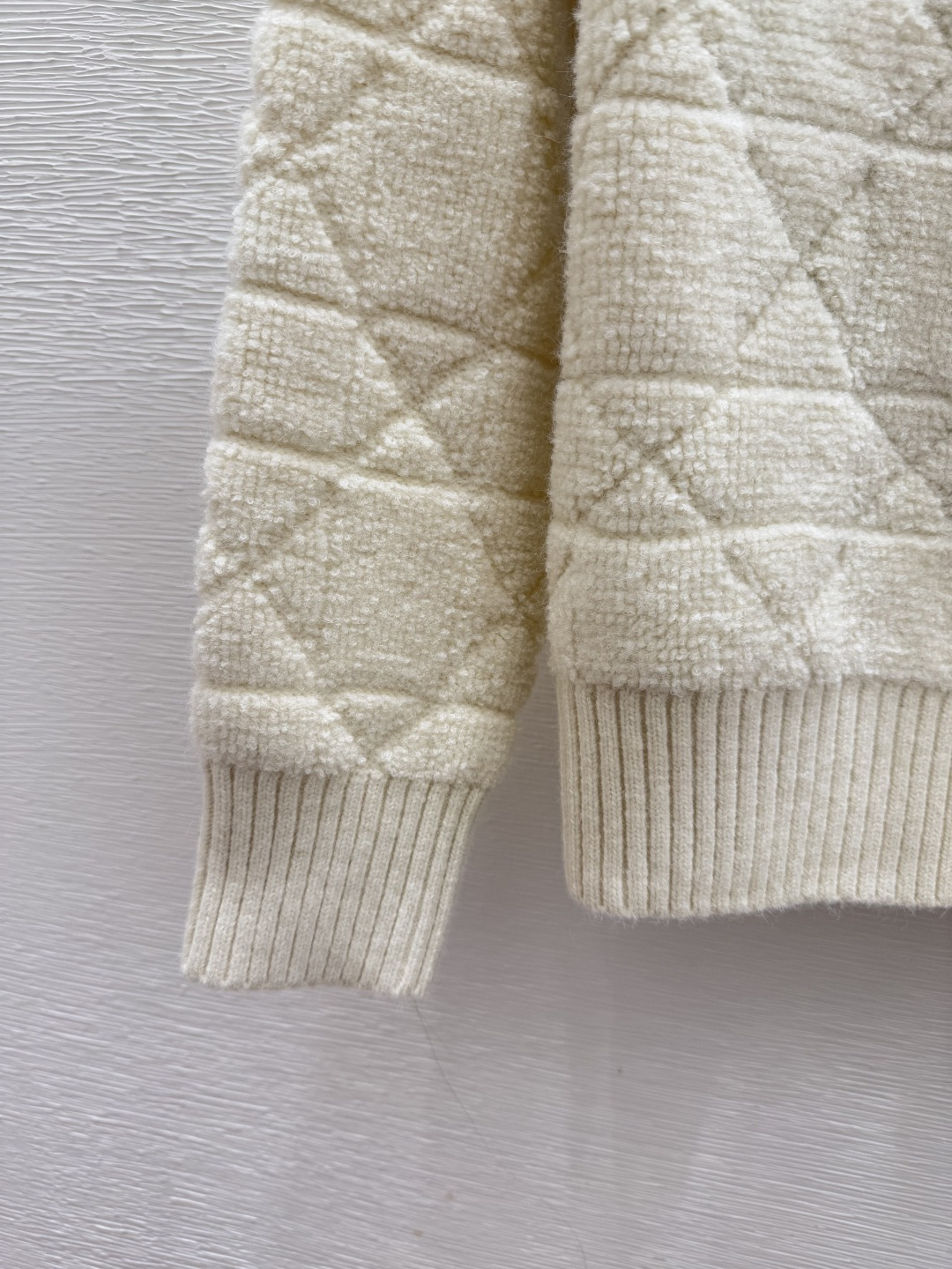 🆕D家🆕 早秋新款 背后动物丛林刺绣高领针织长袖开衫颜色：白色 尺码：36.38.40👉