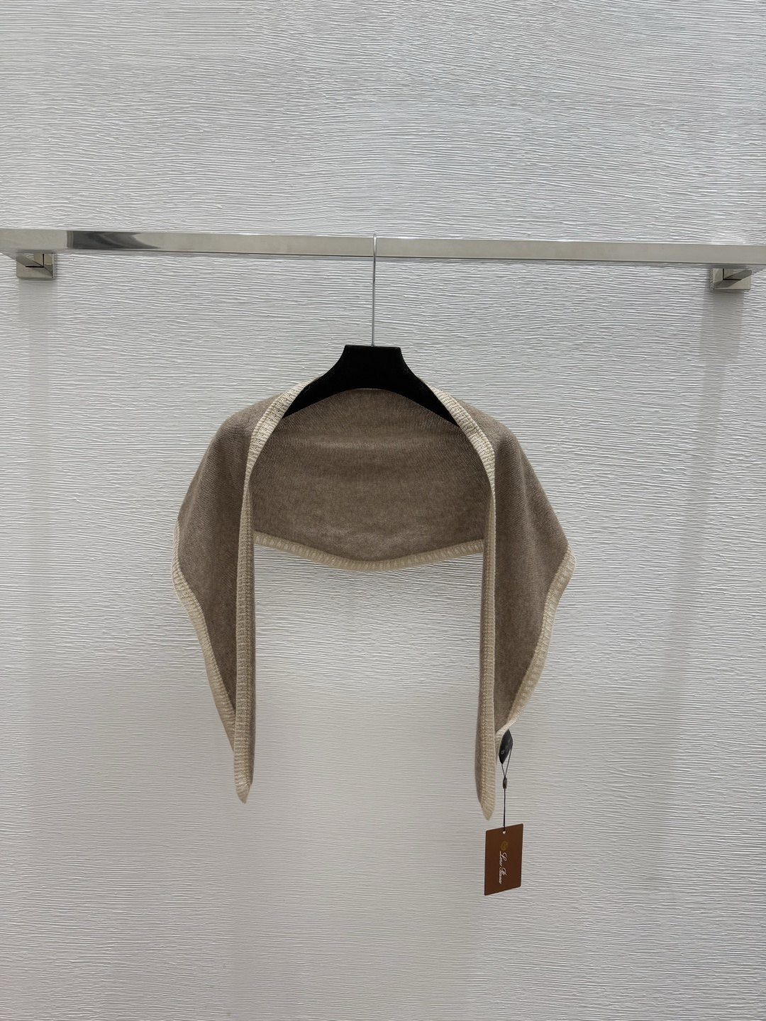 🆕LP家🆕 早秋新款 纯色简约针织披肩颜色：白色 杏色 咖啡 绿色尺码：36.38.40👉