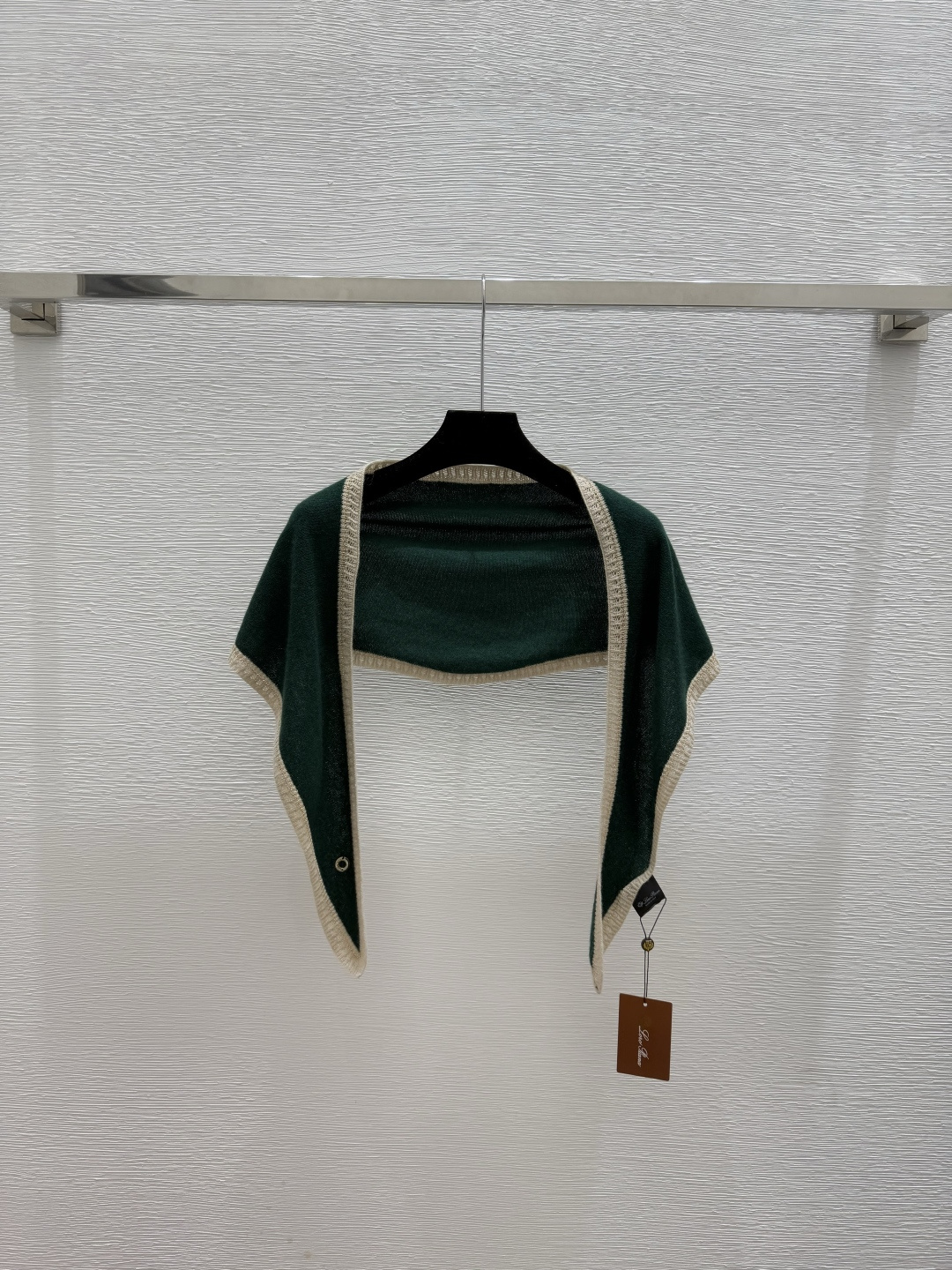 🆕LP家🆕 早秋新款 纯色简约针织披肩颜色：白色 杏色 咖啡 绿色尺码：36.38.40👉