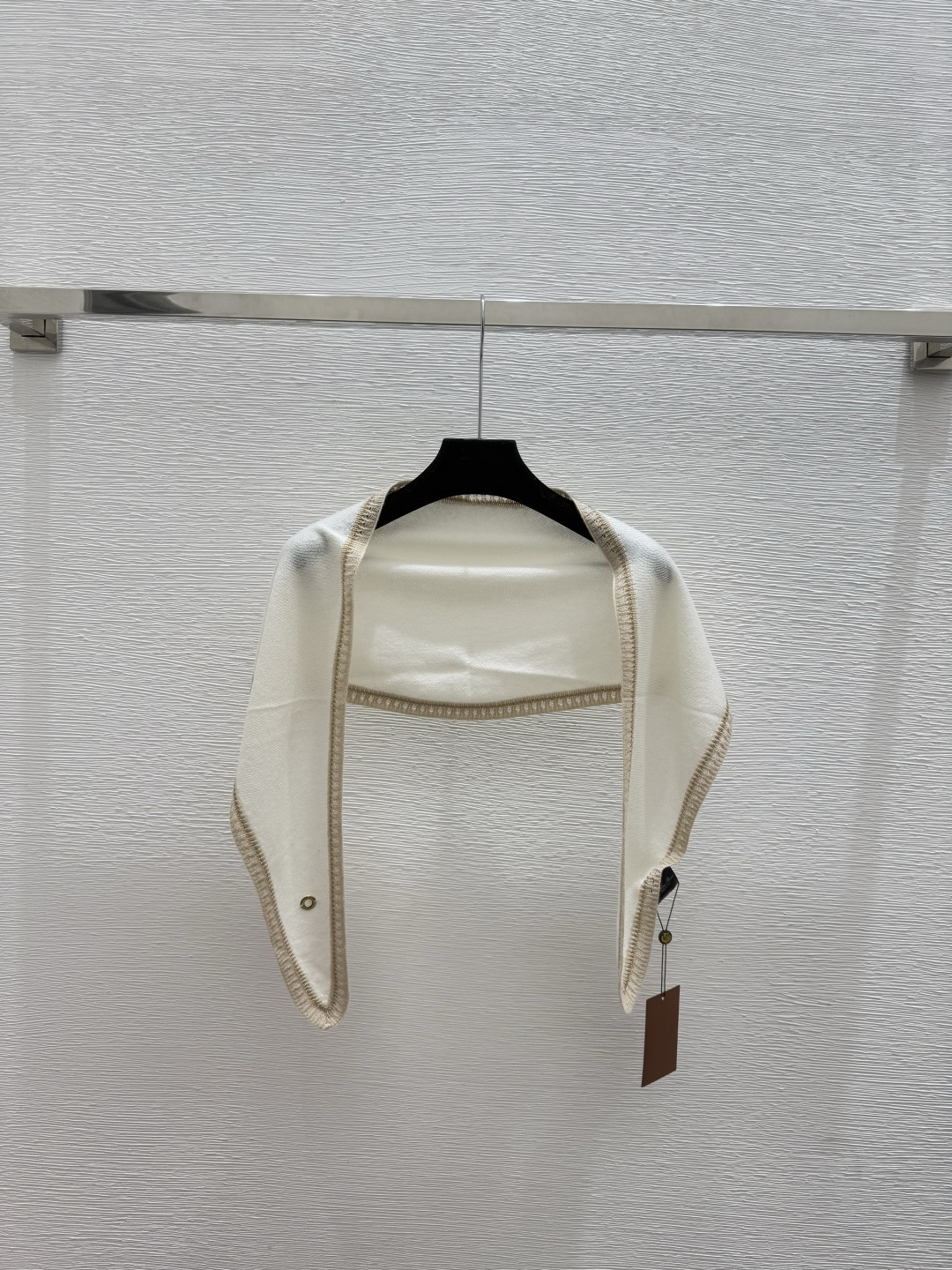 🆕LP家🆕 早秋新款 纯色简约针织披肩颜色：白色 杏色 咖啡 绿色尺码：36.38.40👉