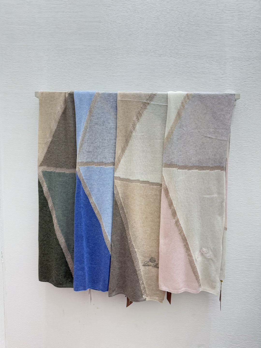 NO:590290,LP home early autumn new style contrasting hollow knitted scarf color pink coffee blue green size 36.38.40, loro piana, alexander wang19860909LP家 早秋新款 撞色镂空针织围巾 颜色粉色 咖啡 蓝色 绿色 尺码36.38.40,,loro piana,alexander wang,Women's clothing