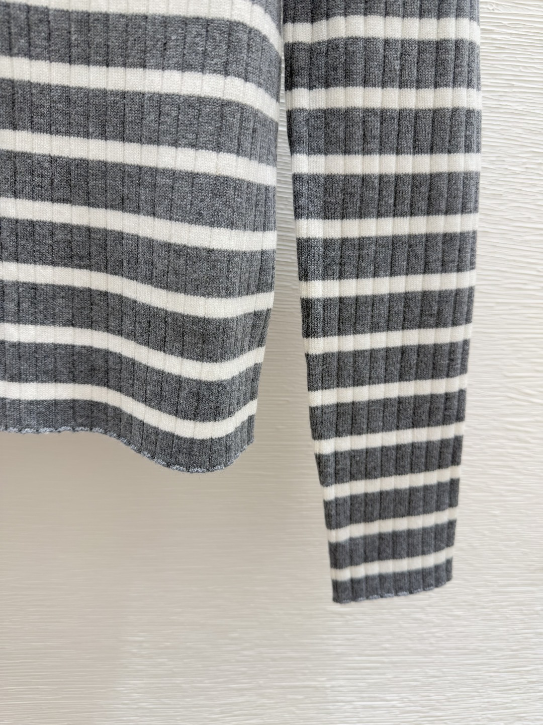 🆕M家🆕 早秋新款 撞色条纹翻领针织长袖开衫颜色：灰色 宝蓝尺码：36.38.40👉