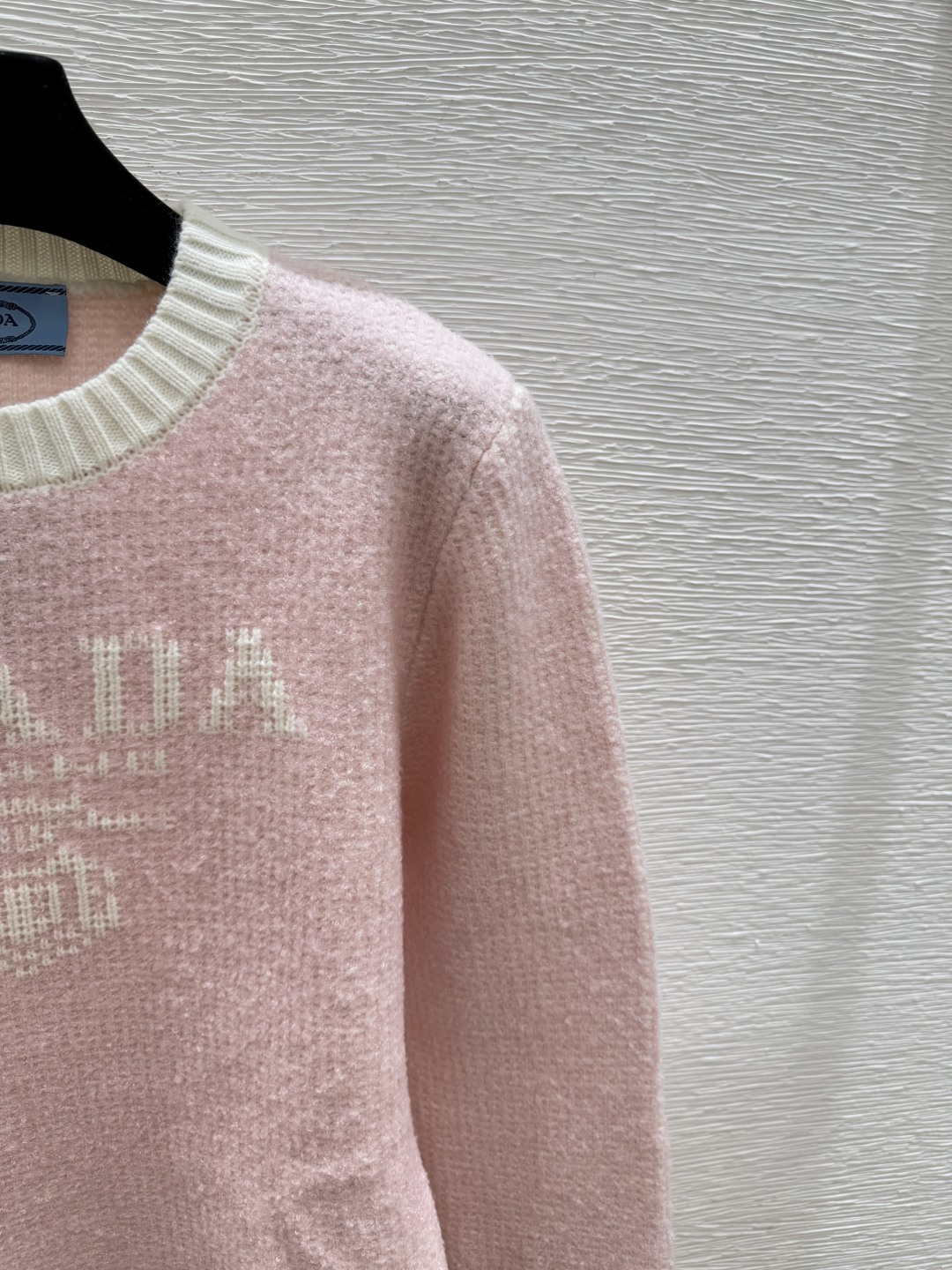 🆕P家🆕 早秋新款 撞色字母提花圆领针织长袖颜色：粉色 紫色尺码：36.38.40👉