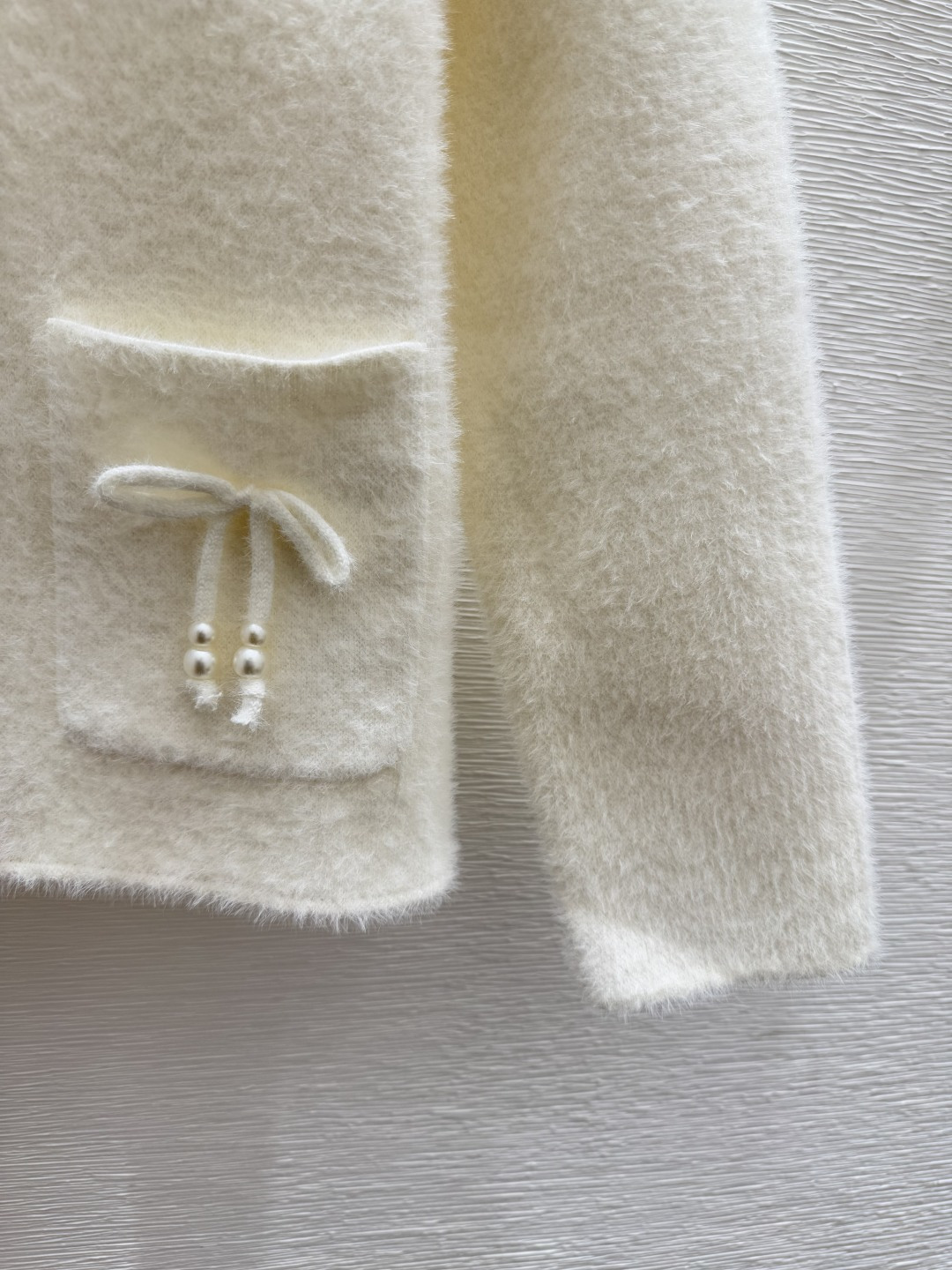 🆕M家🆕 早秋新款 立体蝴蝶结圆领针织长袖开衫颜色：白色 粉色尺码：36.38.40👉