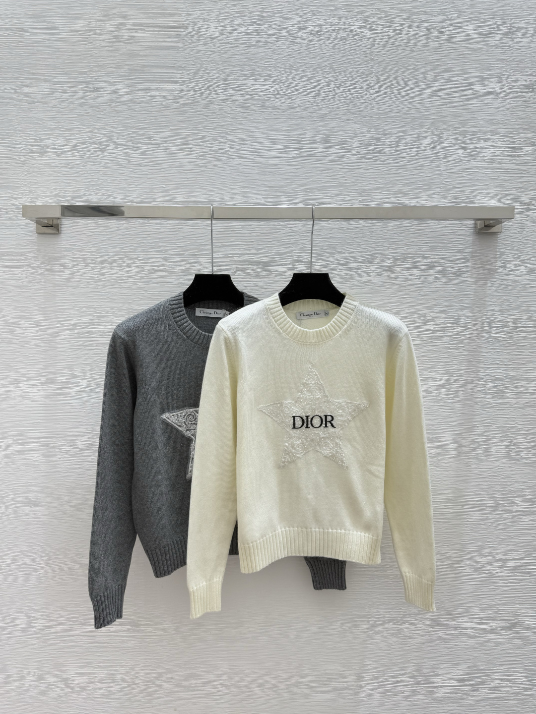 NO:590369,D family early autumn new style five-pointed star letter round neck knitted long sleeves color white gray size 36.38.40, dior, alexander wang19860909D家 早秋新款 五角星字母圆领针织长袖 颜色白色 灰色 尺码36.38.40,,dior,alexander wang,Women's clothing
