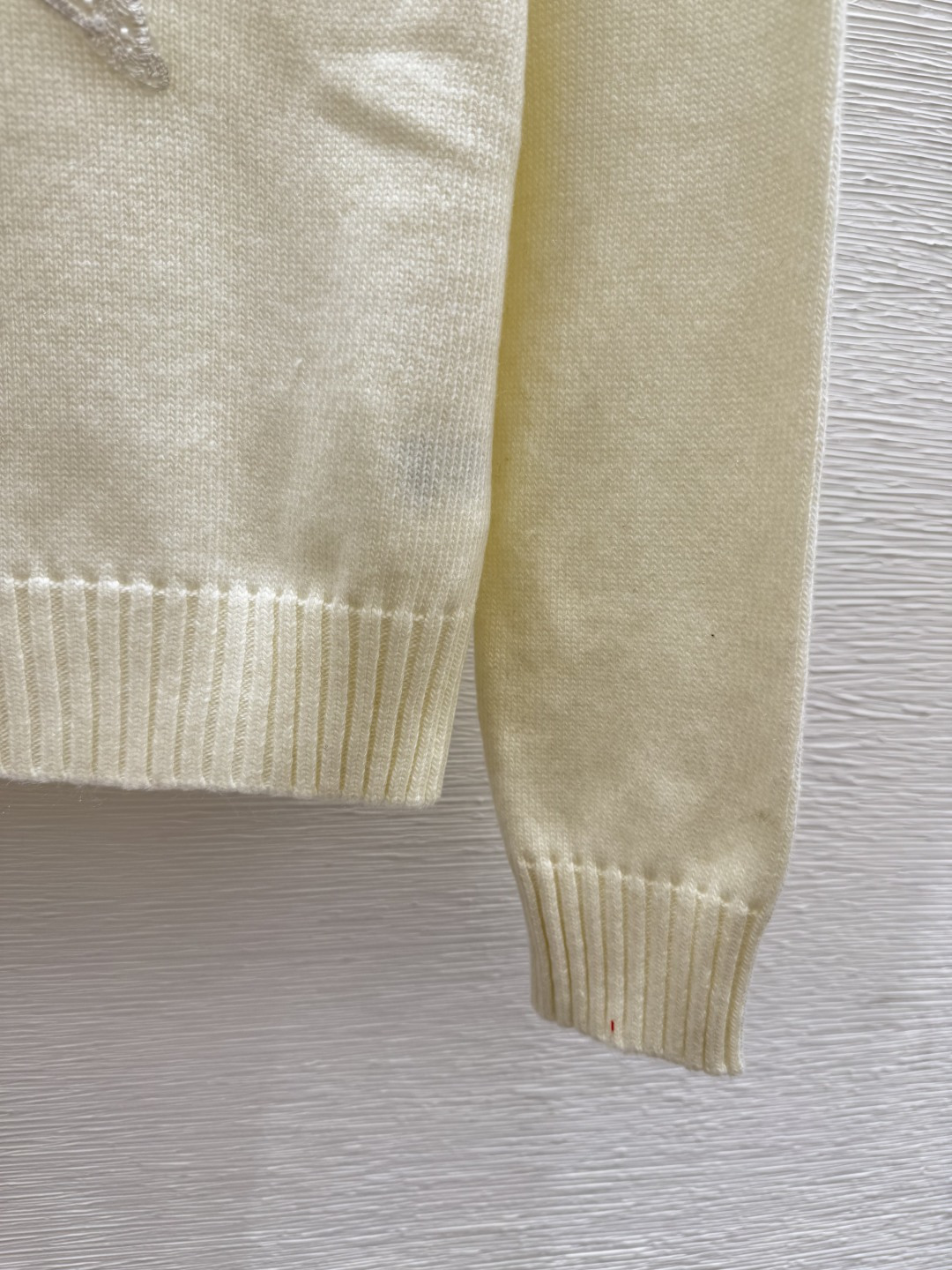 🆕D家🆕 早秋新款 五角星字母圆领针织长袖颜色：白色 灰色尺码：36.38.40👉