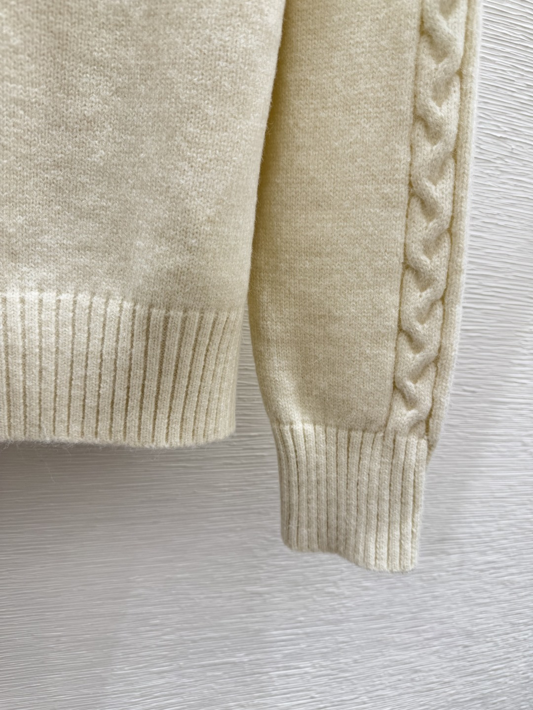 🆕CE家🆕 早秋新款 撞色字母连帽针织长袖颜色：白色 宝蓝尺码：36.38.40👉