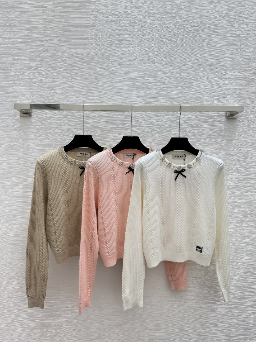 NO:590381,M family early autumn new style bow bag round neck knitted long sleeve color white pink khaki size 36.38.40,,alexander wang19860909M家 早秋新款 蝴蝶结袋子圆领针织长袖 颜色白色 粉色 卡其 尺码36.38.40,,alexander wang,Women's clothing