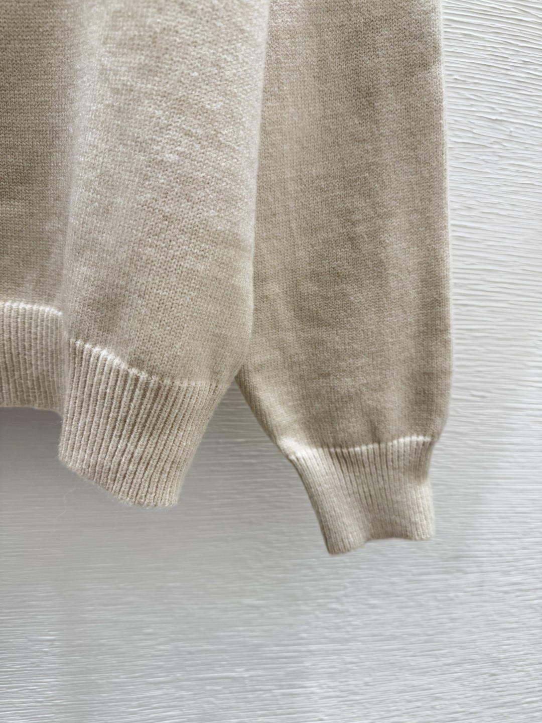 🆕CH家🆕 早秋新款 花卉提花圆领针织长袖颜色：杏色 灰色尺码：36.38.40👉