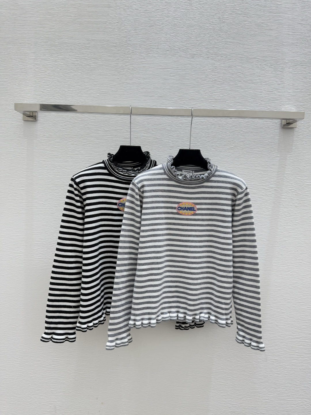 NO:590361,CH Home Early Autumn New Style Contrast Color Striped Ruffled Round Neck Knitted Long Sleeve Color Gray Black Size 36.38.40,,alexander wang19860909CH家 早秋新款 撞色条纹荷叶边圆领针织长袖 颜色灰色 黑色 尺码36.38.40,,alexander wang,Women's clothing