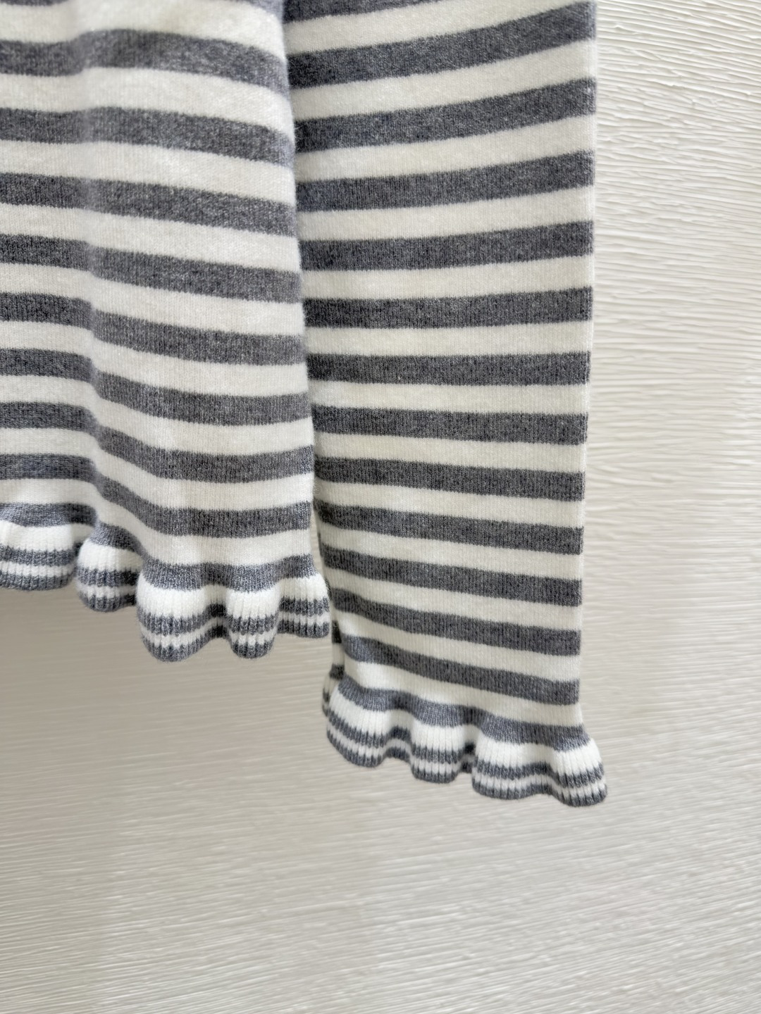 🆕CH家🆕 早秋新款 撞色条纹荷叶边圆领针织长袖颜色：灰色 黑色尺码：36.38.40👉