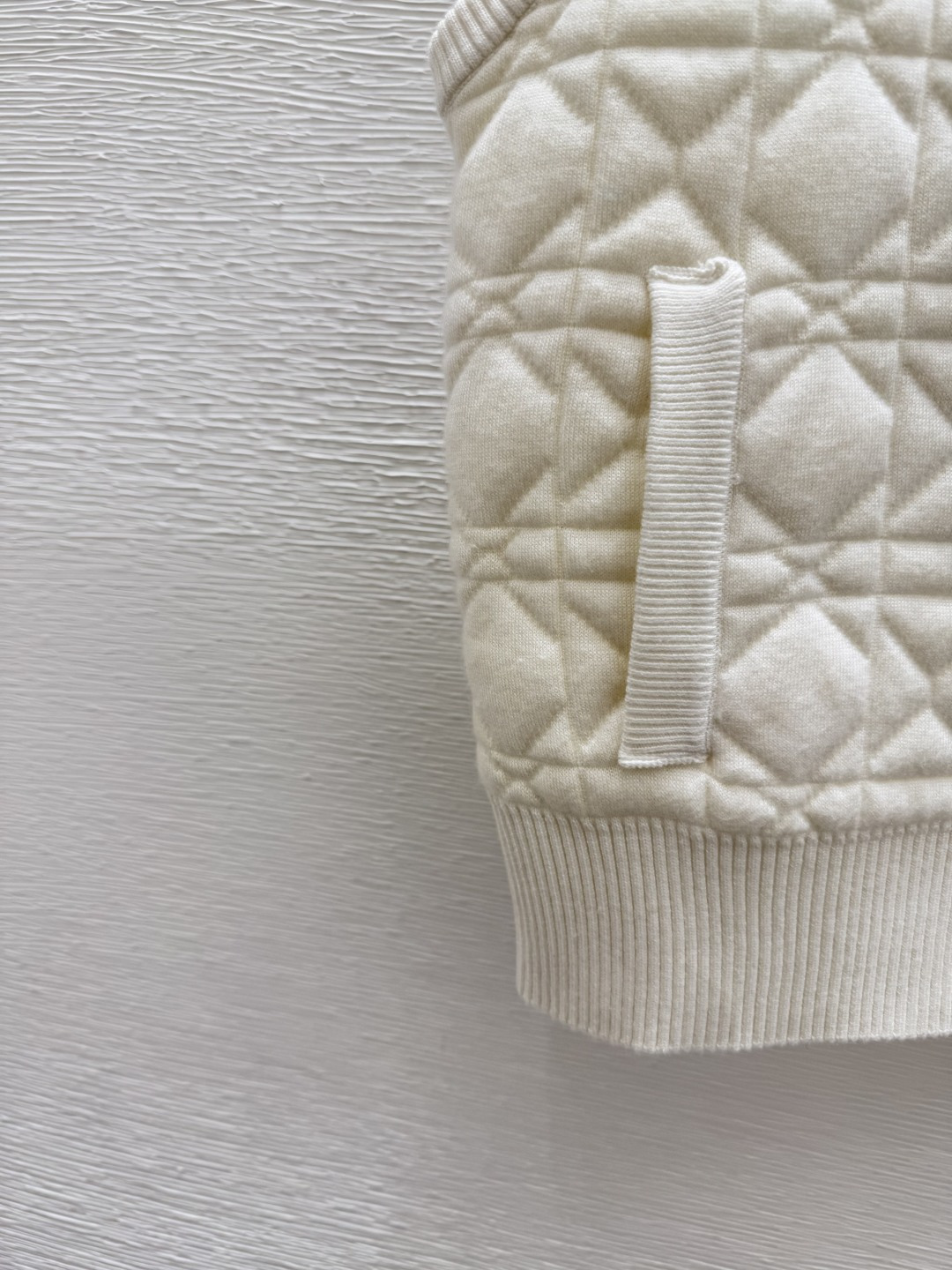 🆕D家🆕 夏季新款 背后星座刺绣高领针织背心开衫颜色：白色 尺码：36.38.40👉