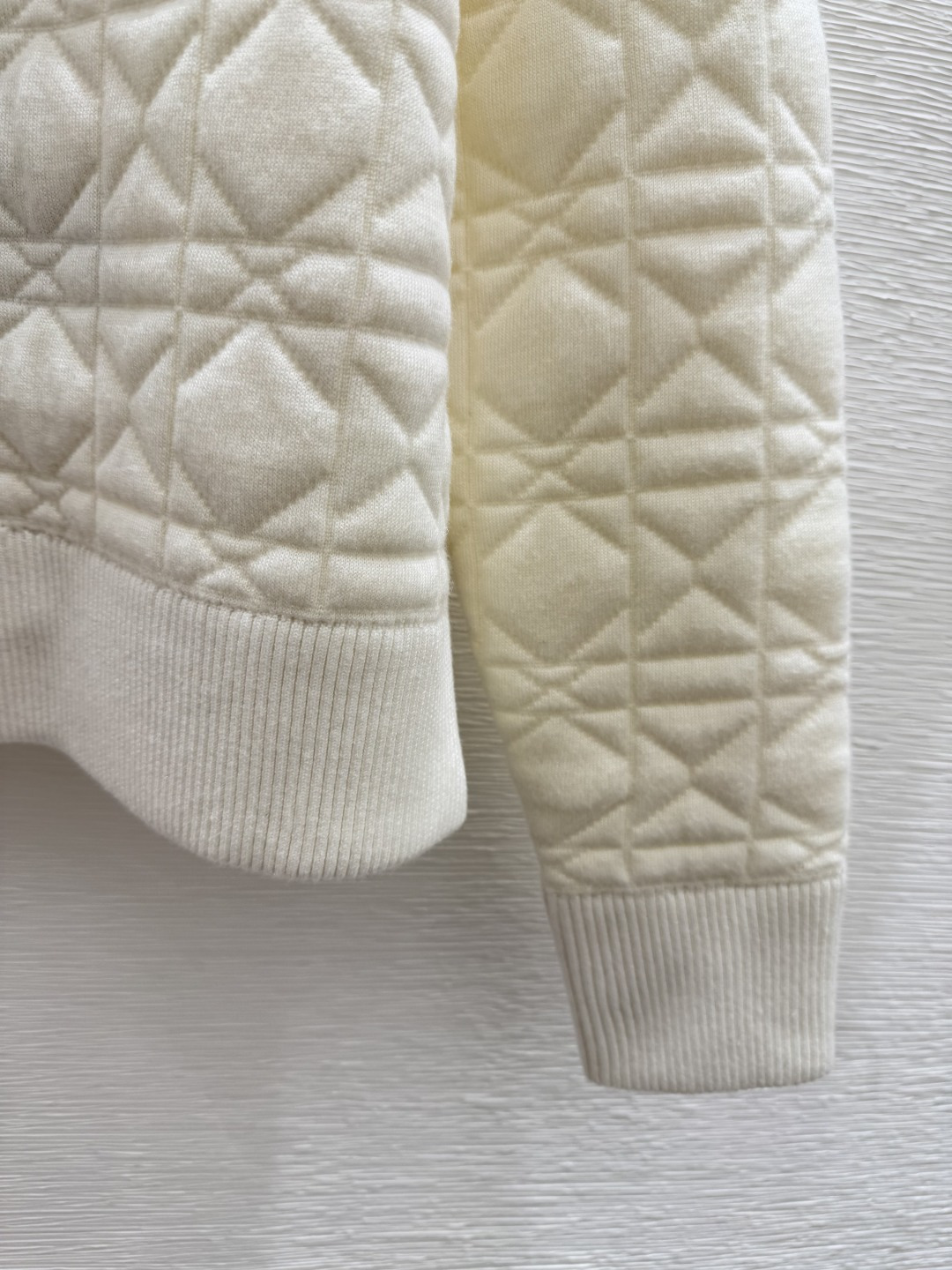 🆕D家🆕 早秋新款 背后五角星刺绣高领针织长袖开衫颜色：白色 黑色尺码：36.38.40👉