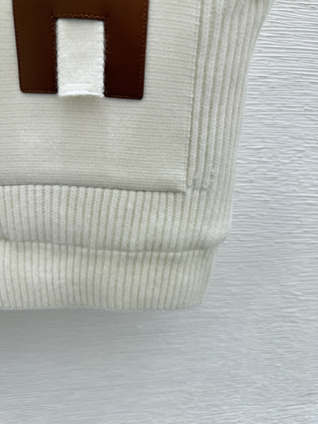 🆕HE家🆕 夏季新款 纯色简约高领针织背心开衫颜色：白色 黑色尺码：36.38.40👉