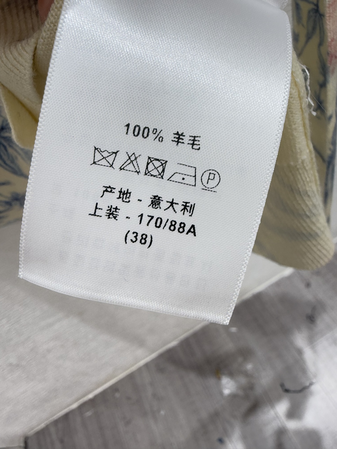 🆕D家🆕 早秋新款 撞色花卉V领针织长袖开衫颜色：杏色尺码：38.40.👉